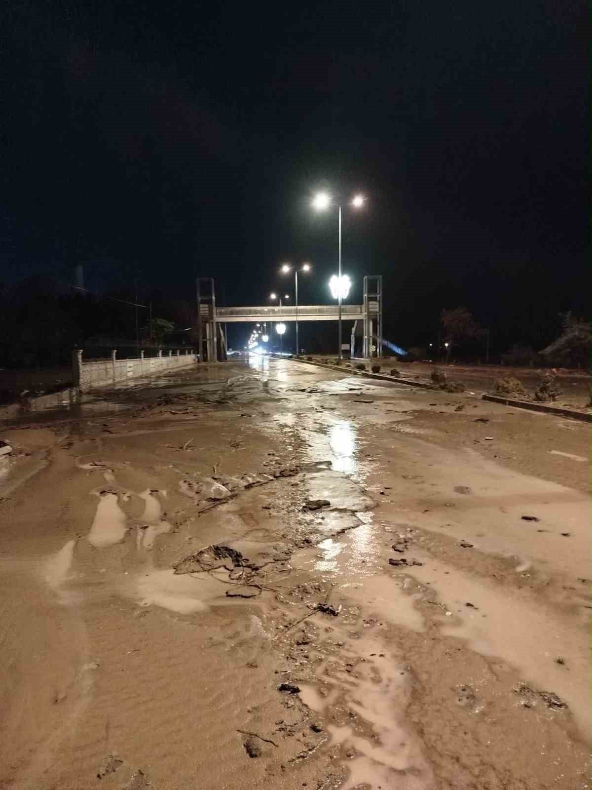 Sel felaketini yaşayan Yurtbaşı’nda Başkan Doğan ekiplerin başında sahaya indi