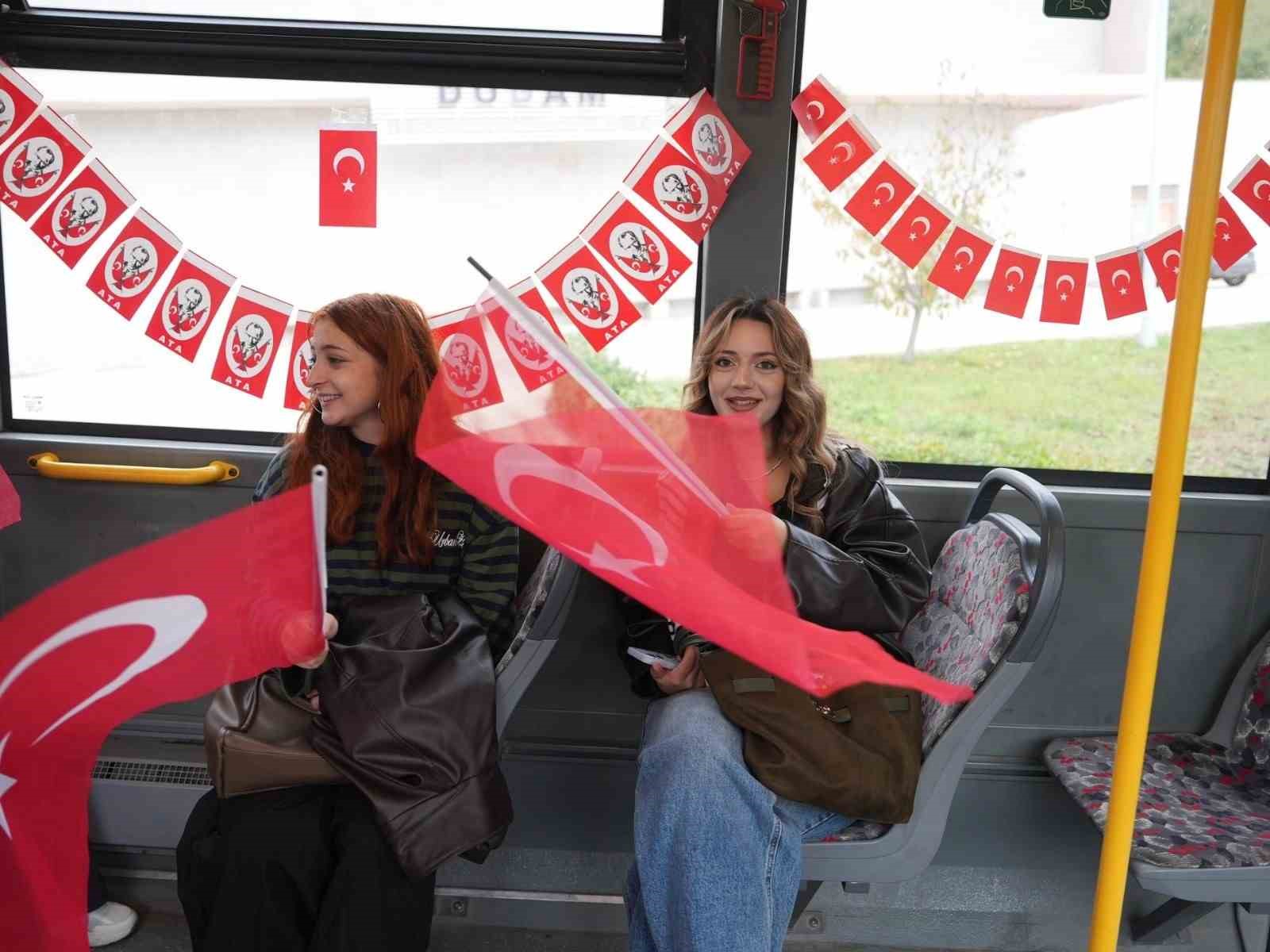 Belediye otobüsünde 29 Ekim Cumhuriyet Bayramı coşkusu