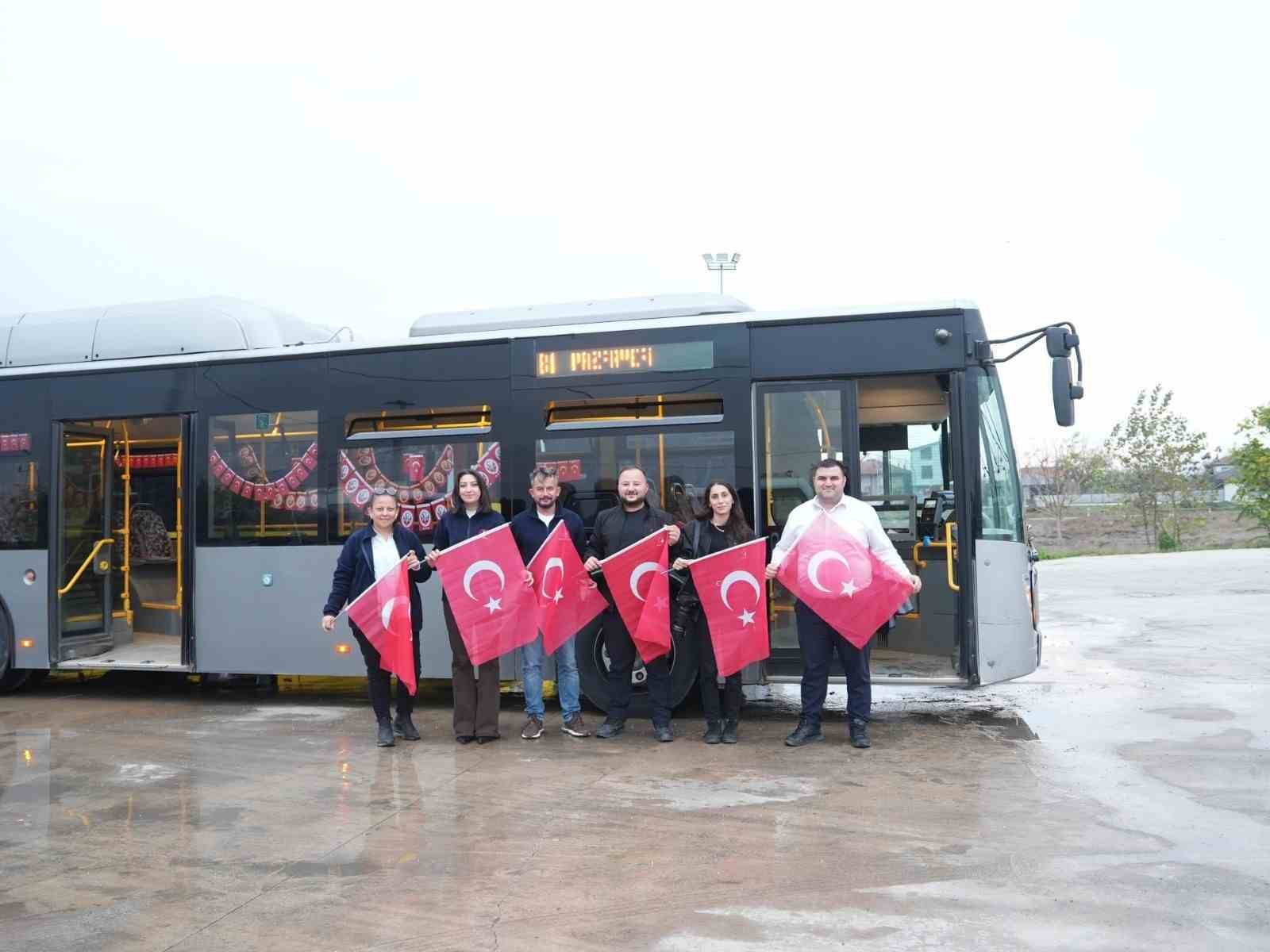 Belediye otobüsünde 29 Ekim Cumhuriyet Bayramı coşkusu