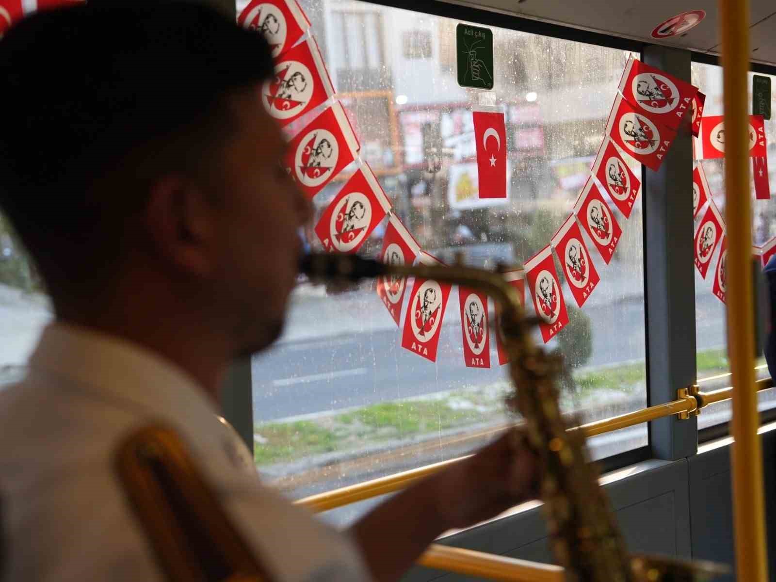 Belediye otobüsünde 29 Ekim Cumhuriyet Bayramı coşkusu
