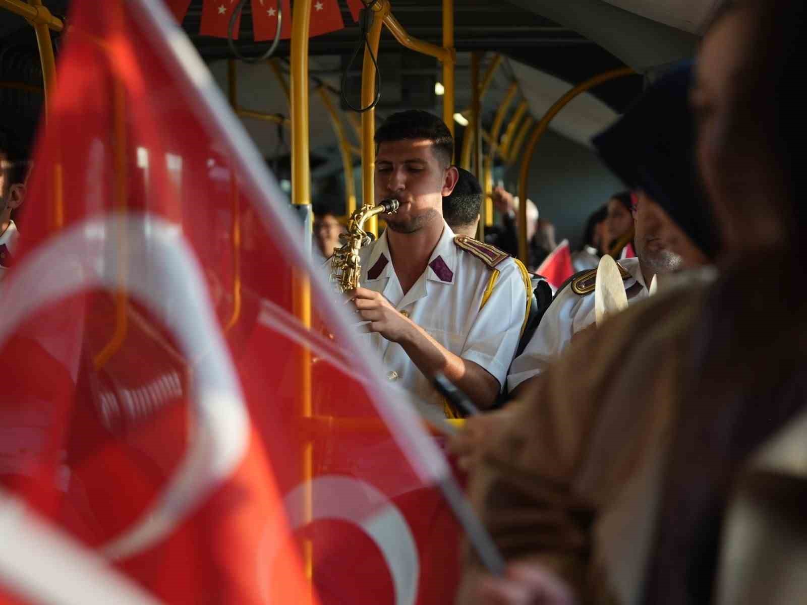 Belediye otobüsünde 29 Ekim Cumhuriyet Bayramı coşkusu