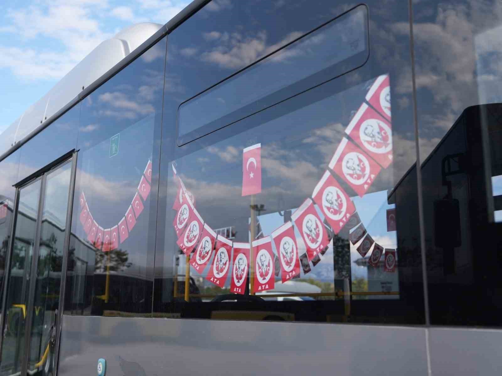Belediye otobüsünde 29 Ekim Cumhuriyet Bayramı coşkusu