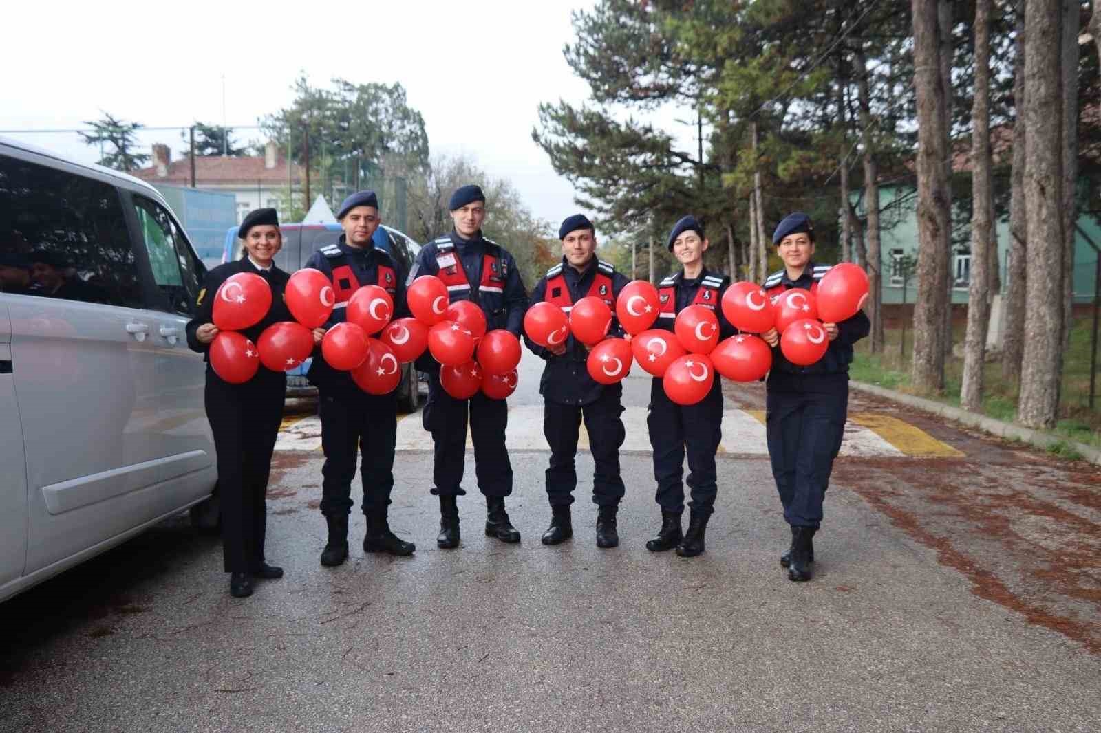 Jandarmadan ilkokula 29 Ekim sürprizi: Miniklerle sınıflar süslendi