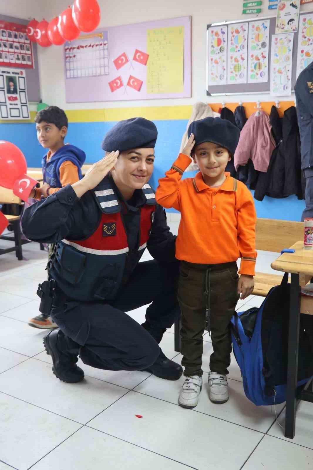 Jandarmadan ilkokula 29 Ekim sürprizi: Miniklerle sınıflar süslendi