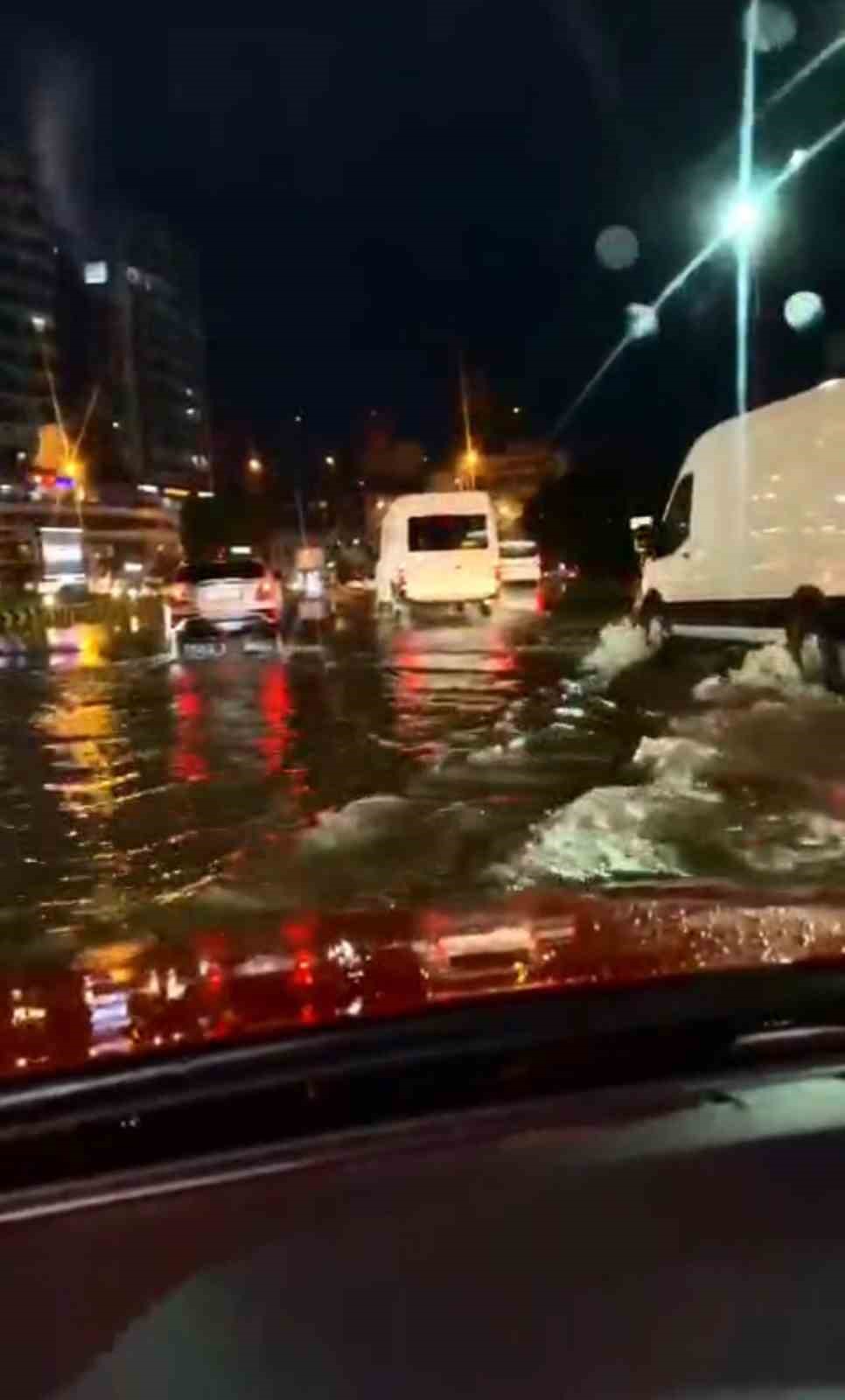 İskenderun’da yağış sonrası oluşan su birikintileri giderildi