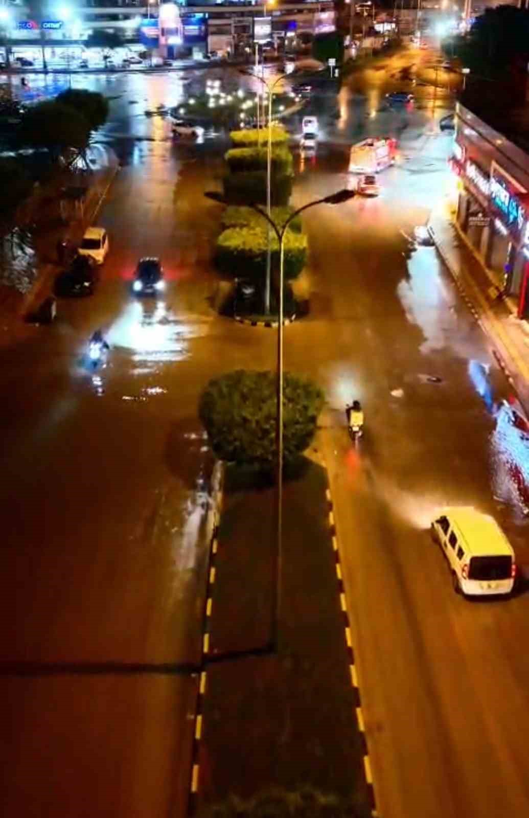İskenderun’da yağış sonrası oluşan su birikintileri giderildi