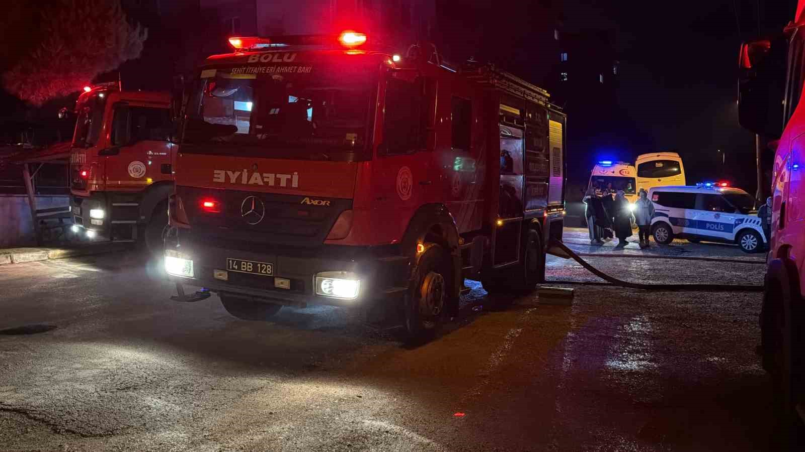 Bolu’da park halindeki tırlar alev alev yandı