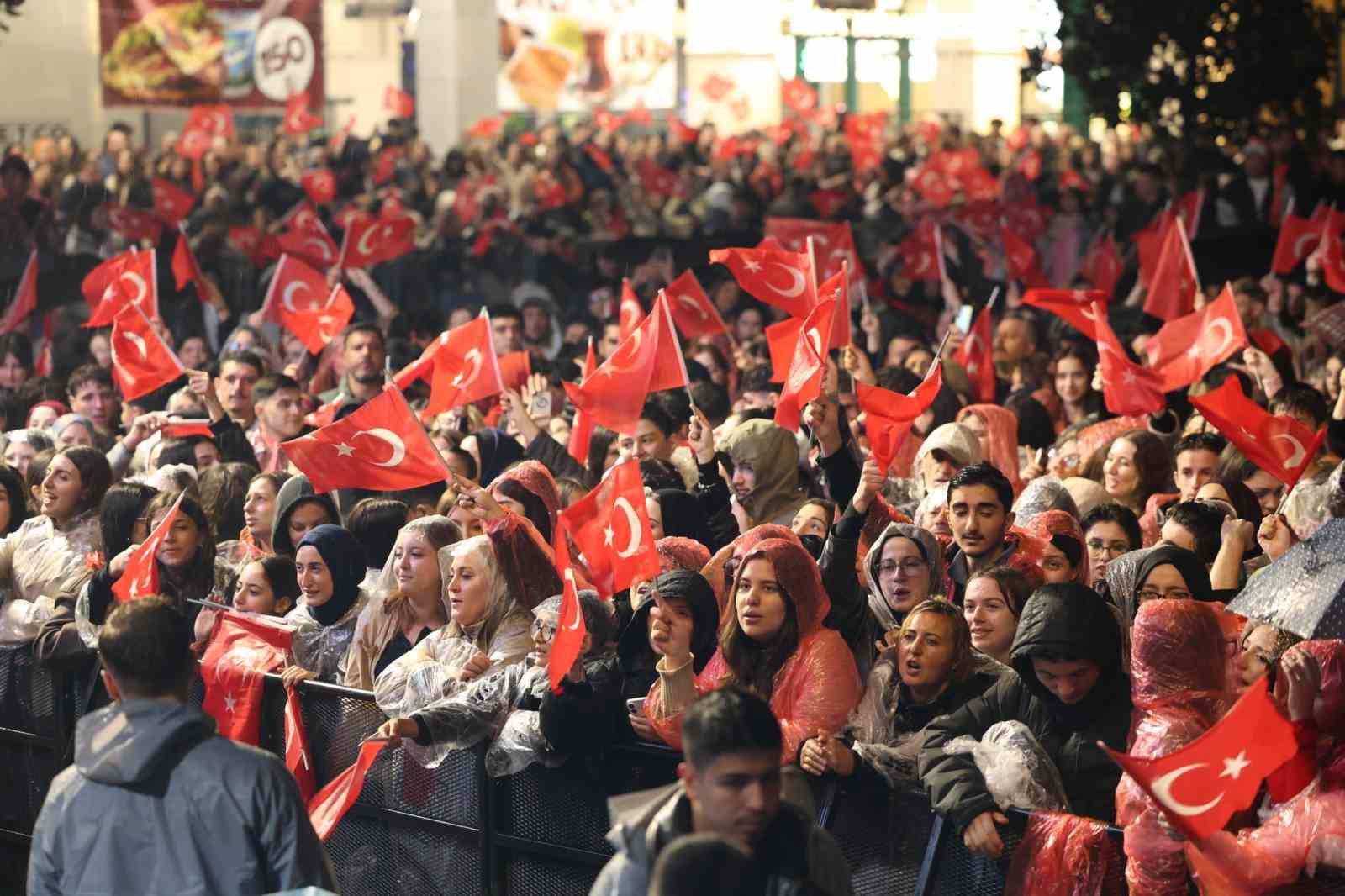 Osmangazi’de Cumhuriyet coşkusu Göksel’in şarkılarıyla taçlandı