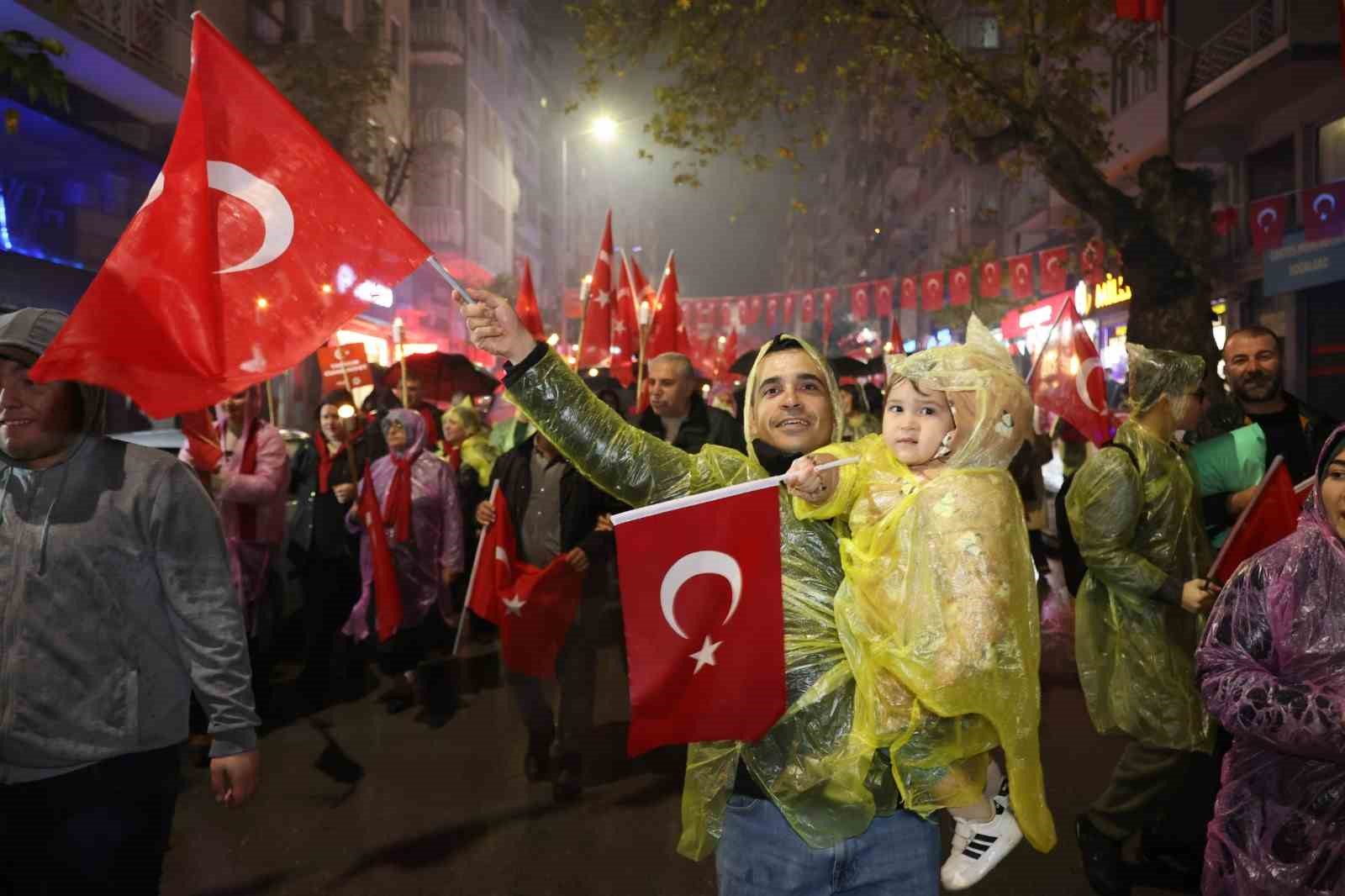 Yağmura rağmen Bursa’da Cumhuriyet coşkusu dinmedi