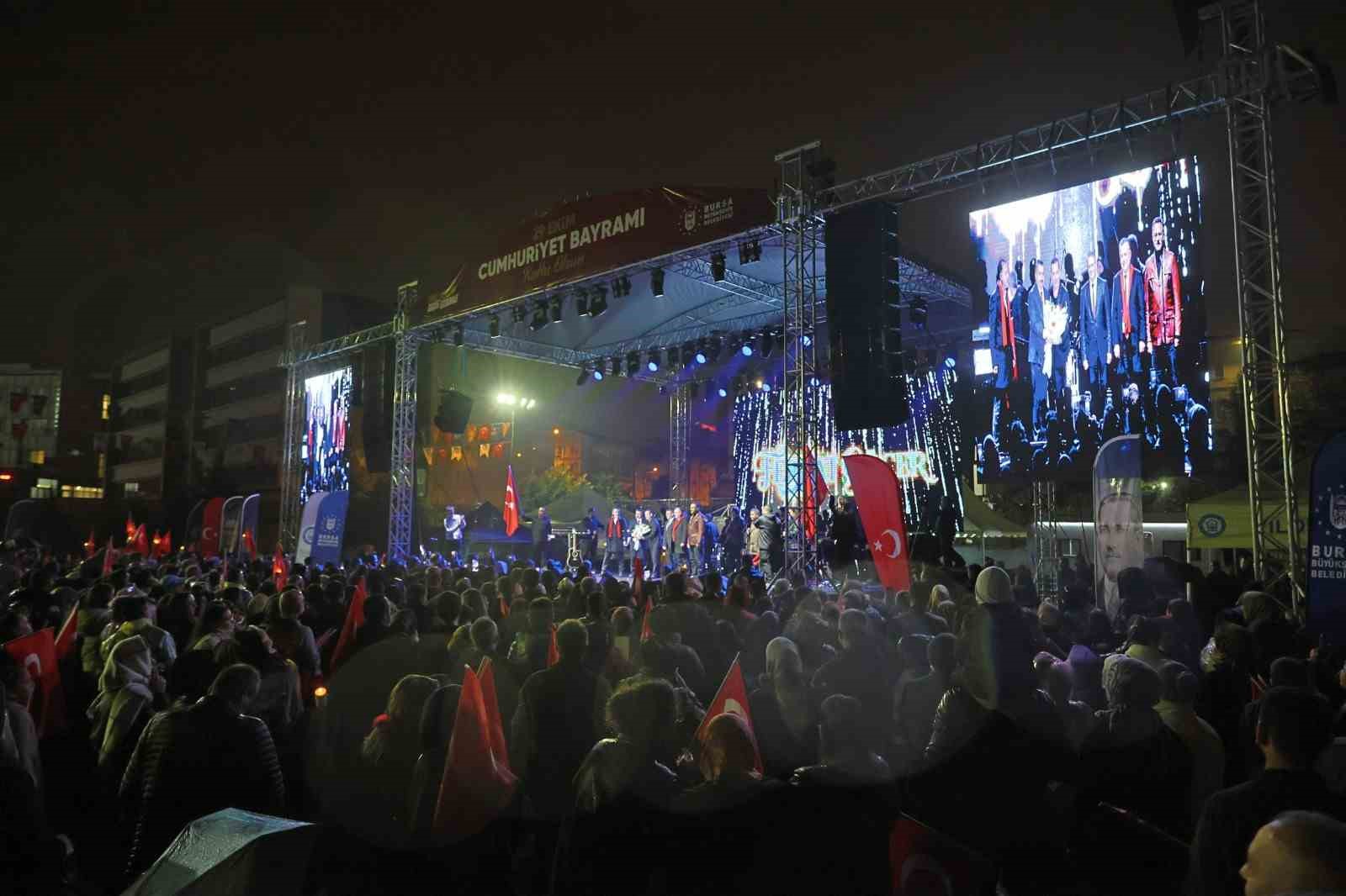 Yağmura rağmen Bursa’da Cumhuriyet coşkusu dinmedi