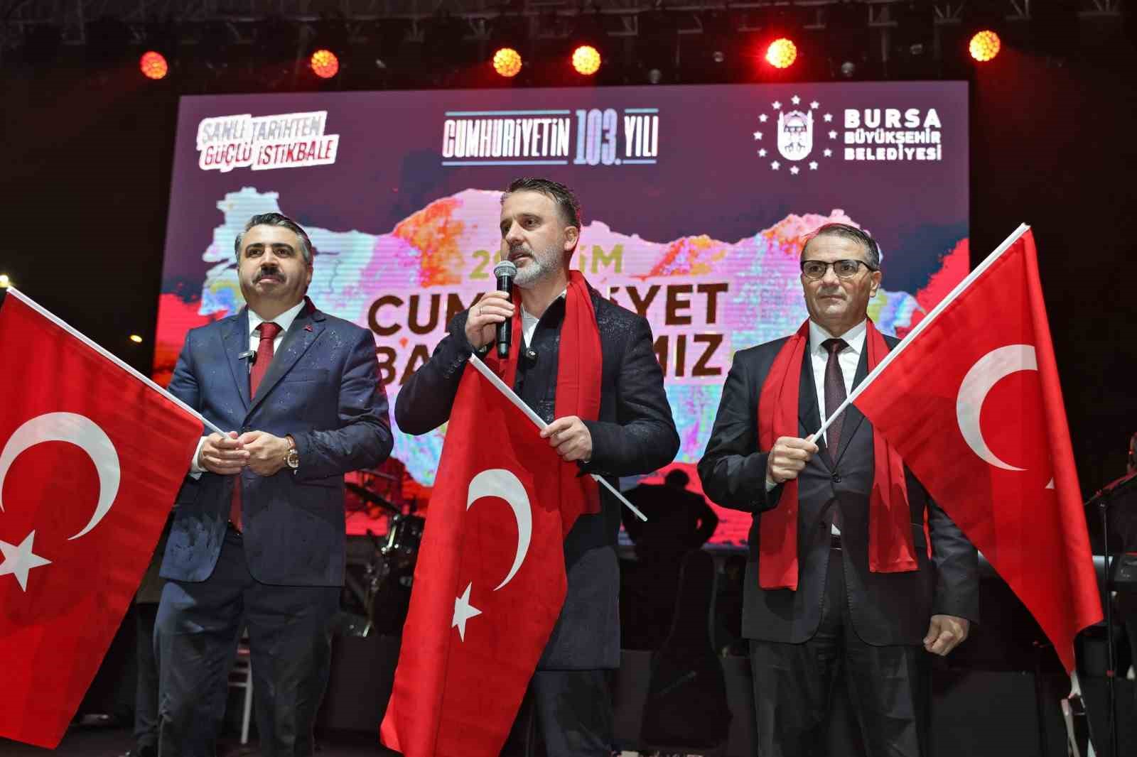 Yağmura rağmen Bursa’da Cumhuriyet coşkusu dinmedi