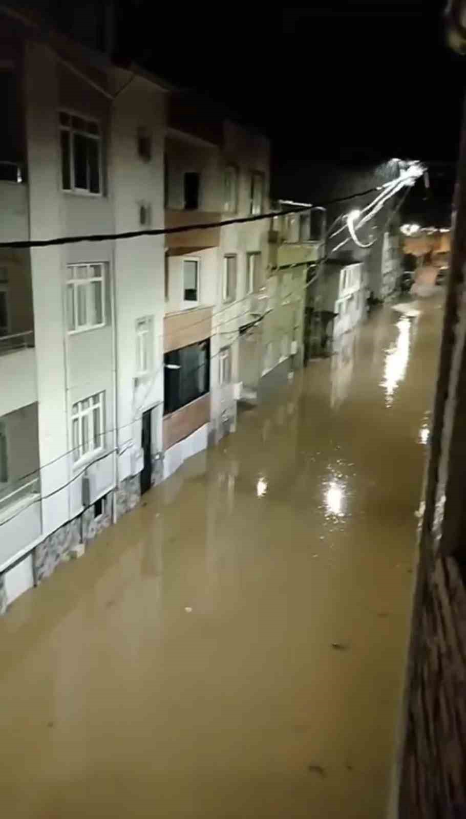 Biga’da cadde ve sokaklar göle döndü