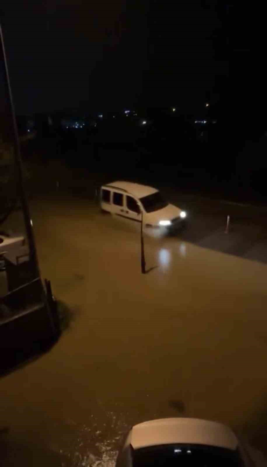 Biga’da cadde ve sokaklar göle döndü