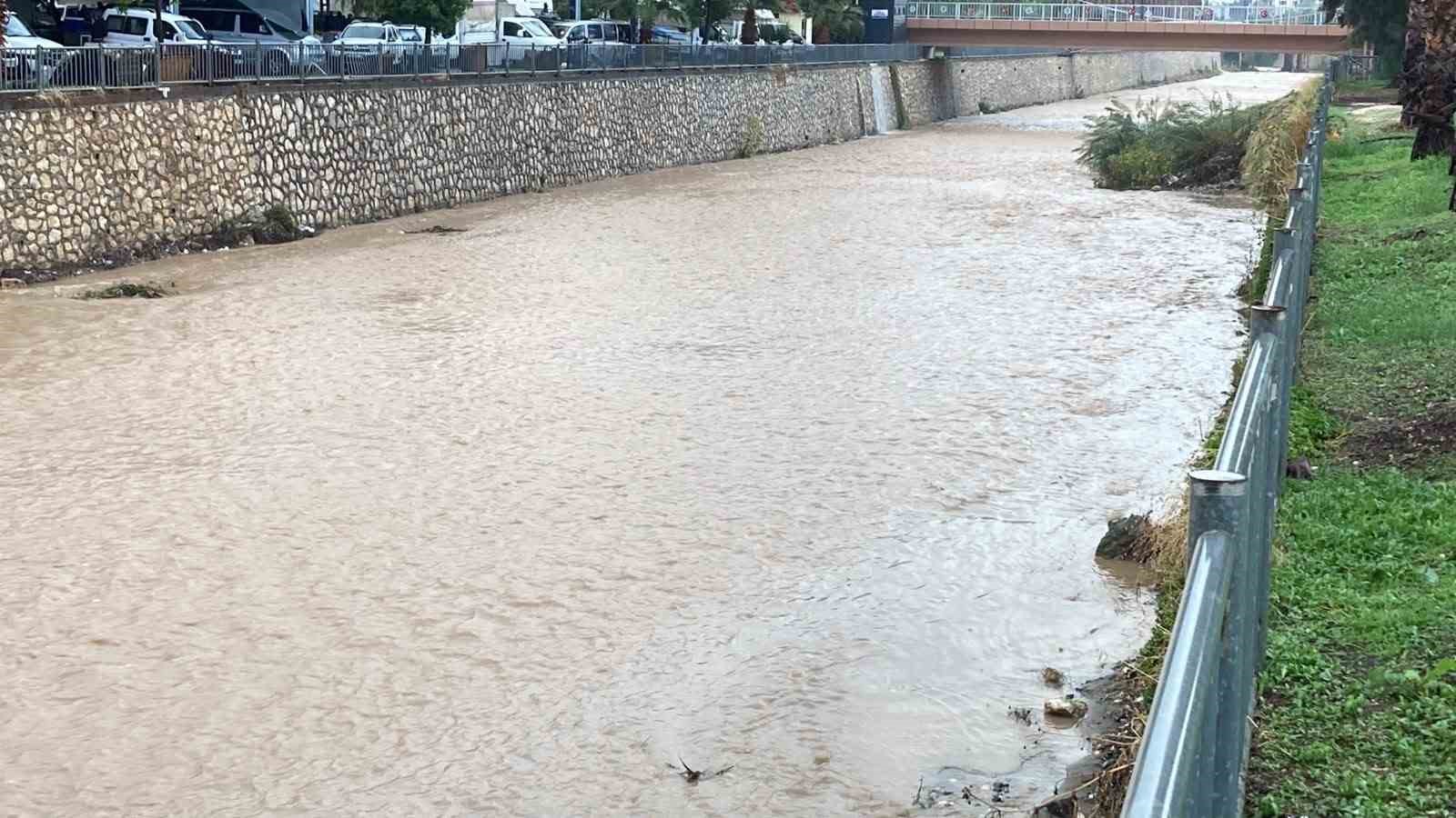 Mersin’de şiddetli yağış etkisini sürdürüyor