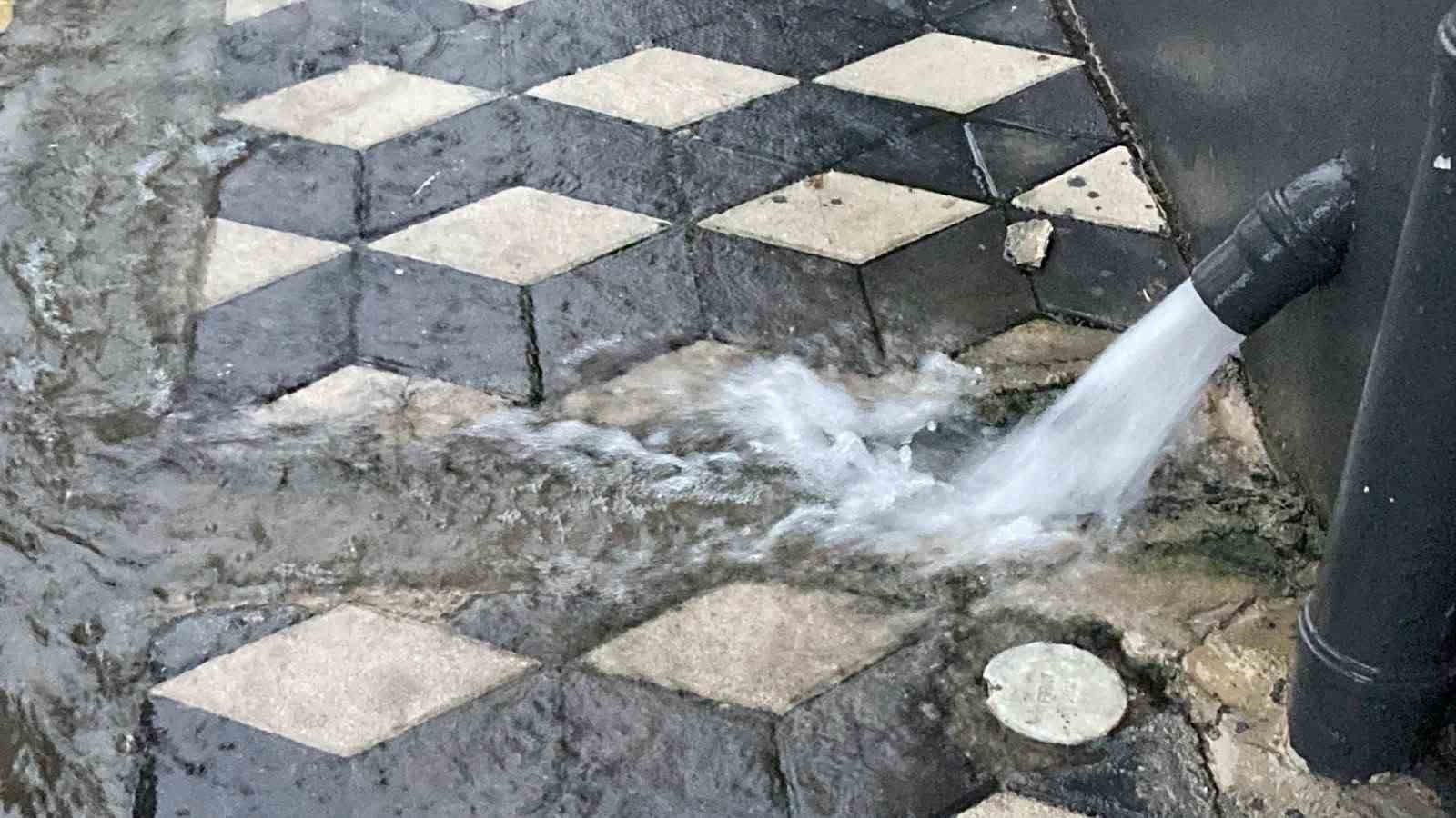 Mersin’de şiddetli yağış etkisini sürdürüyor
