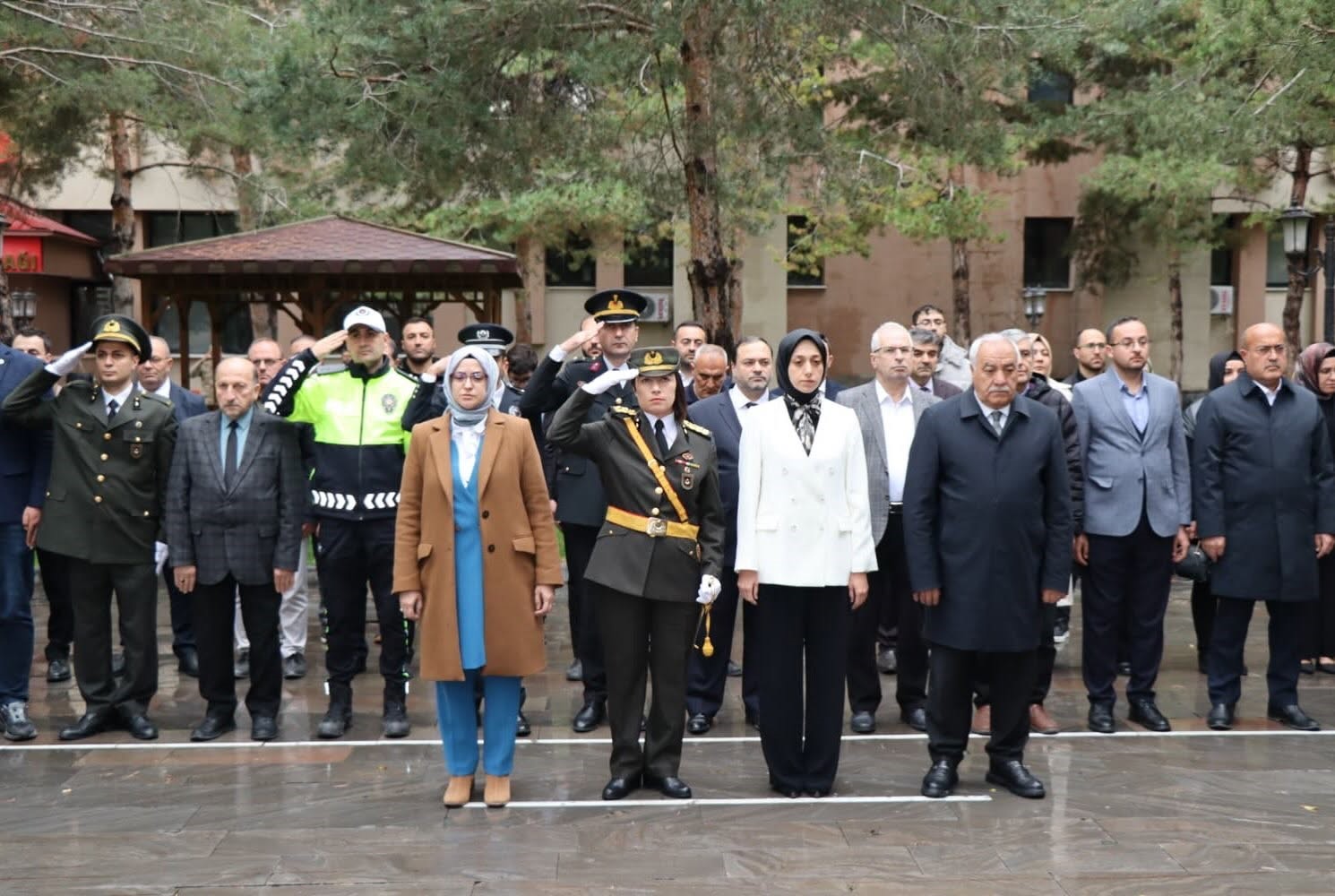 Tercan’da Cumhuriyet Bayramı dolayısıyla çelenk sunma töreni düzenlendi