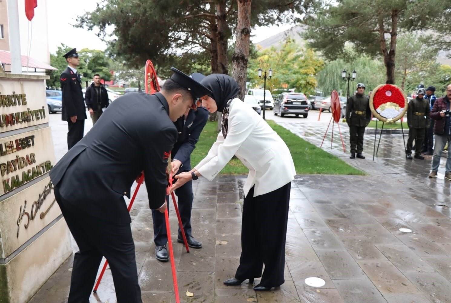 Tercan’da Cumhuriyet Bayramı dolayısıyla çelenk sunma töreni düzenlendi