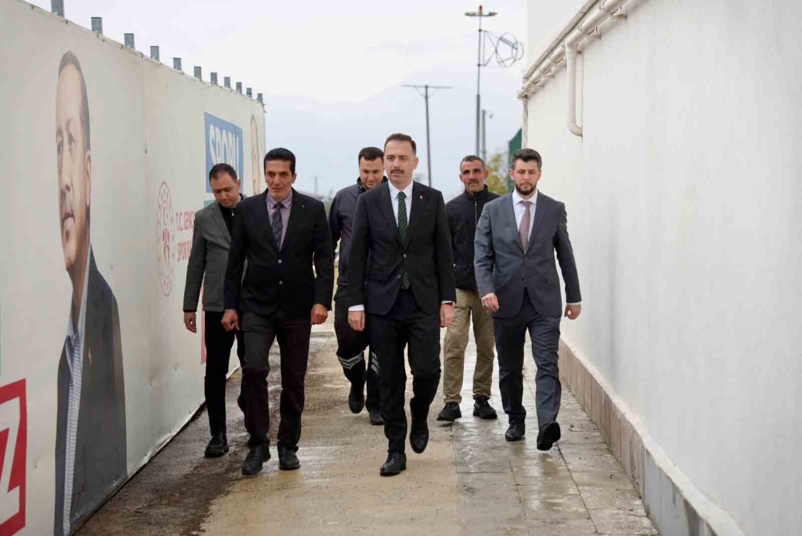 Üzümlü’de yapımı devam eden güreş salonunda inceleme