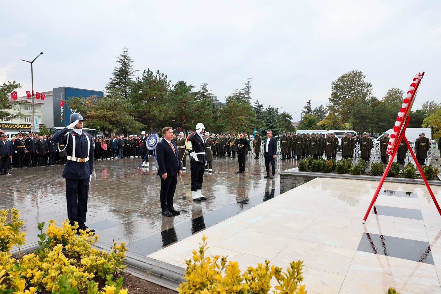 Erzincan’da 29 Ekim Cumhuriyet Bayramı için çelenk sunma töreni düzenlendi