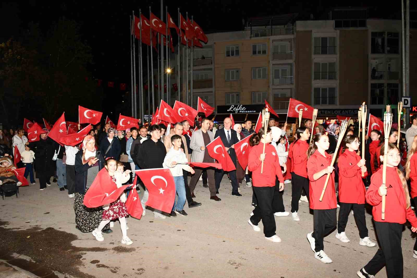 Osmaneli’de 29 Ekim Cumhuriyet Bayramı fener alayı düzenlendi