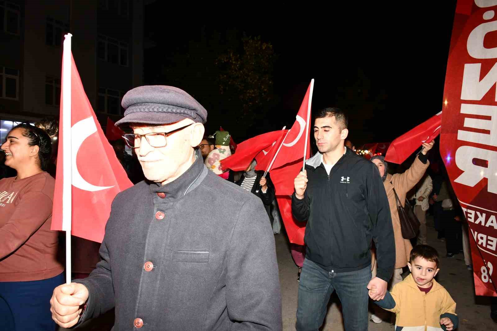 Osmaneli’de 29 Ekim Cumhuriyet Bayramı fener alayı düzenlendi