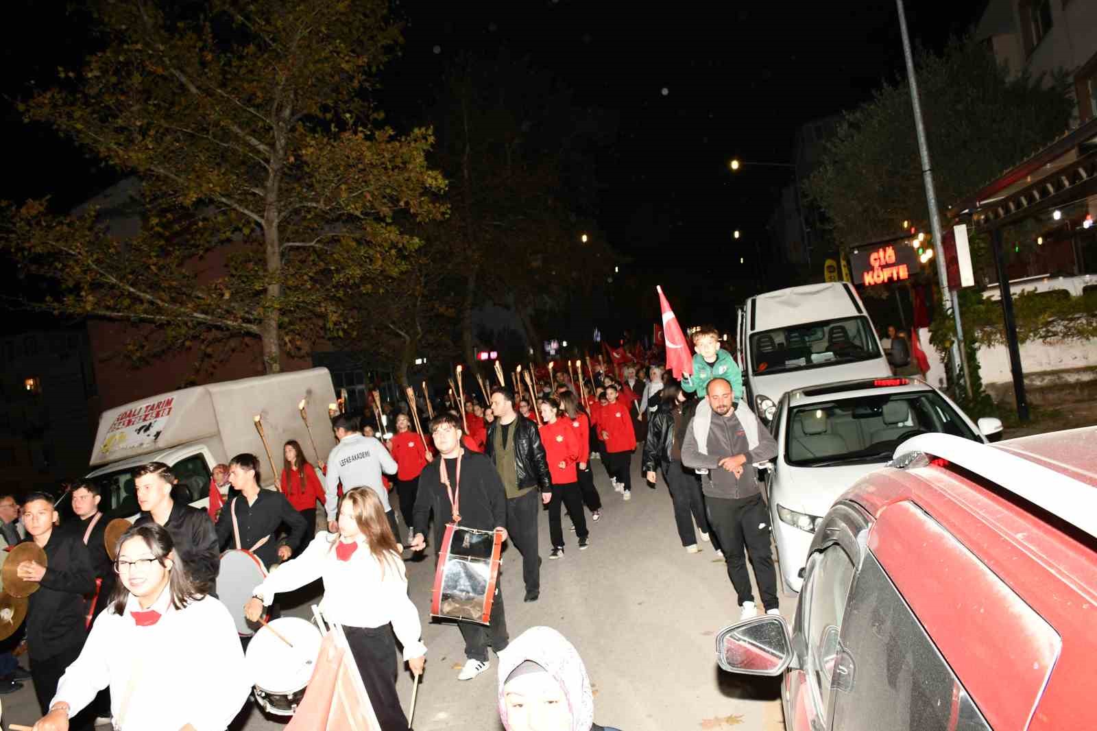 Osmaneli’de 29 Ekim Cumhuriyet Bayramı fener alayı düzenlendi