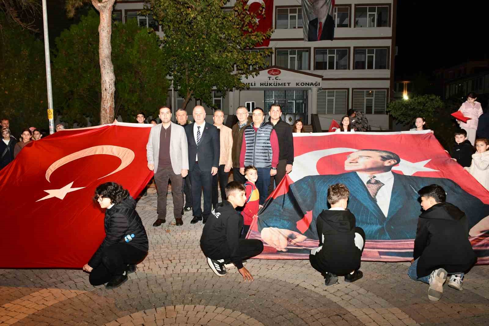 Osmaneli’de 29 Ekim Cumhuriyet Bayramı fener alayı düzenlendi