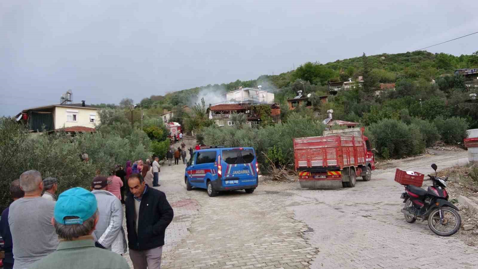 Benzin ile ocakta odun yakmak isterken evi yaktı