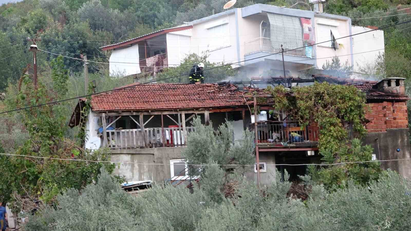 Benzin ile ocakta odun yakmak isterken evi yaktı
