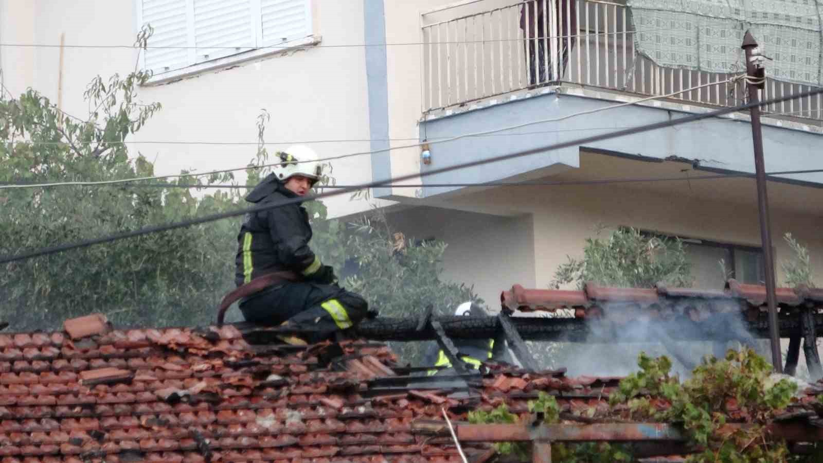 Benzin ile ocakta odun yakmak isterken evi yaktı