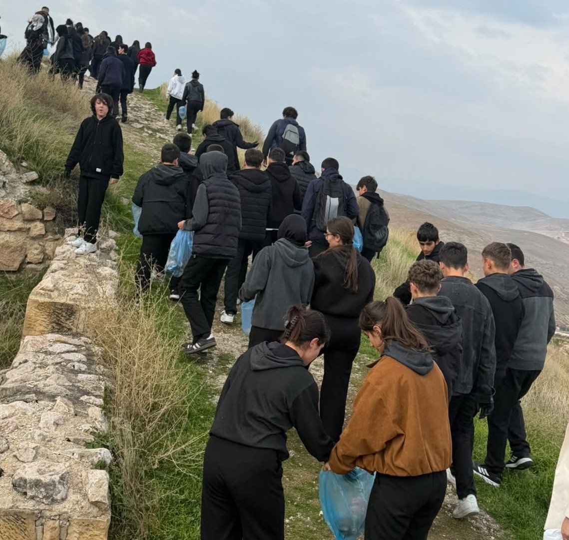 Öğrenciler Bayburt Kalesi’nin çevresini temizledi