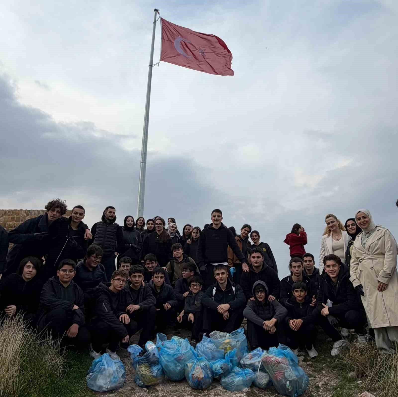 Öğrenciler Bayburt Kalesi’nin çevresini temizledi