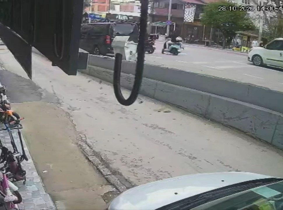 Motosiklet yayaya çarptı, ikisi de metrelerce sürüklendi; O anlar kamerada