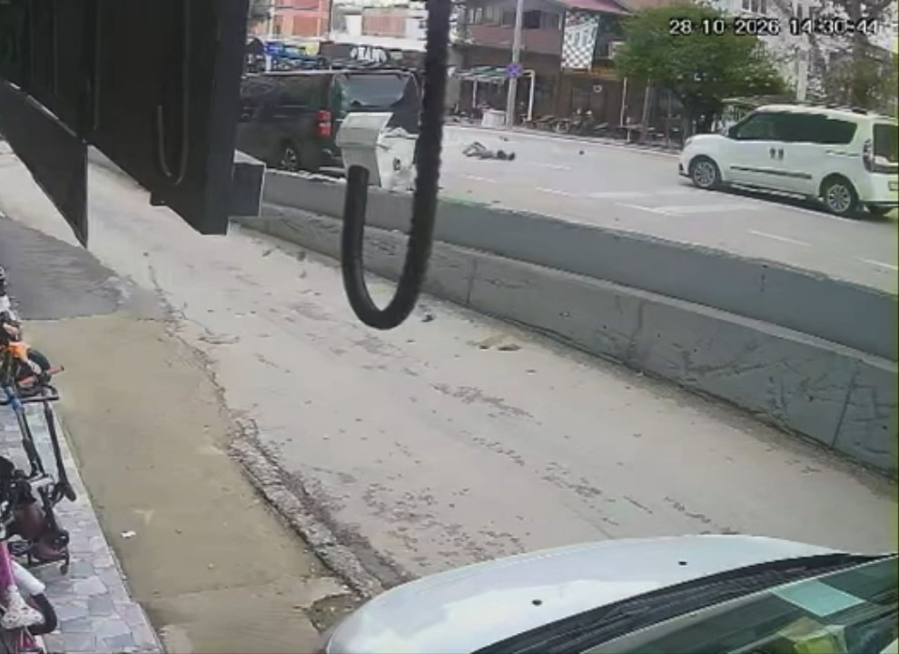 Motosiklet yayaya çarptı, ikisi de metrelerce sürüklendi; O anlar kamerada