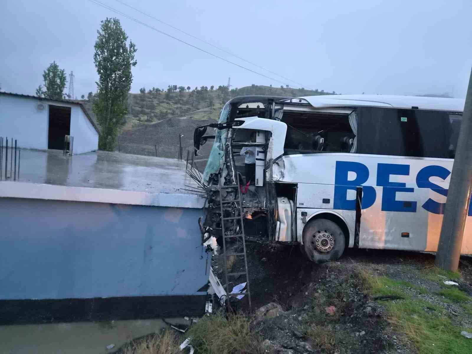 Şırnak’ta otobüs ile tır çarpıştı: 15 yaralı