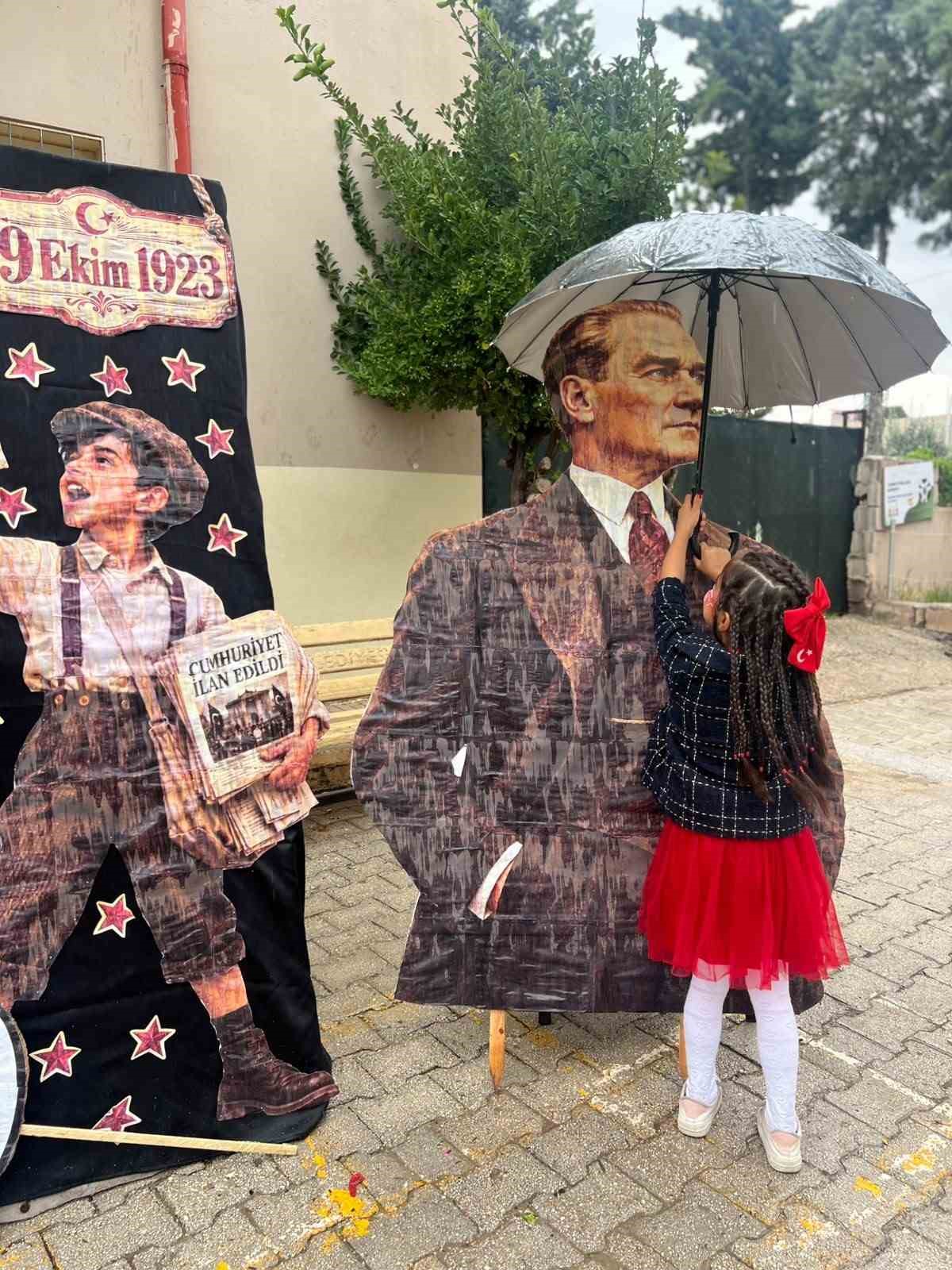 Yağmura aldırış etmeden Atasına şemsiye tutan küçük kızın davranışı yürekleri ısıttı