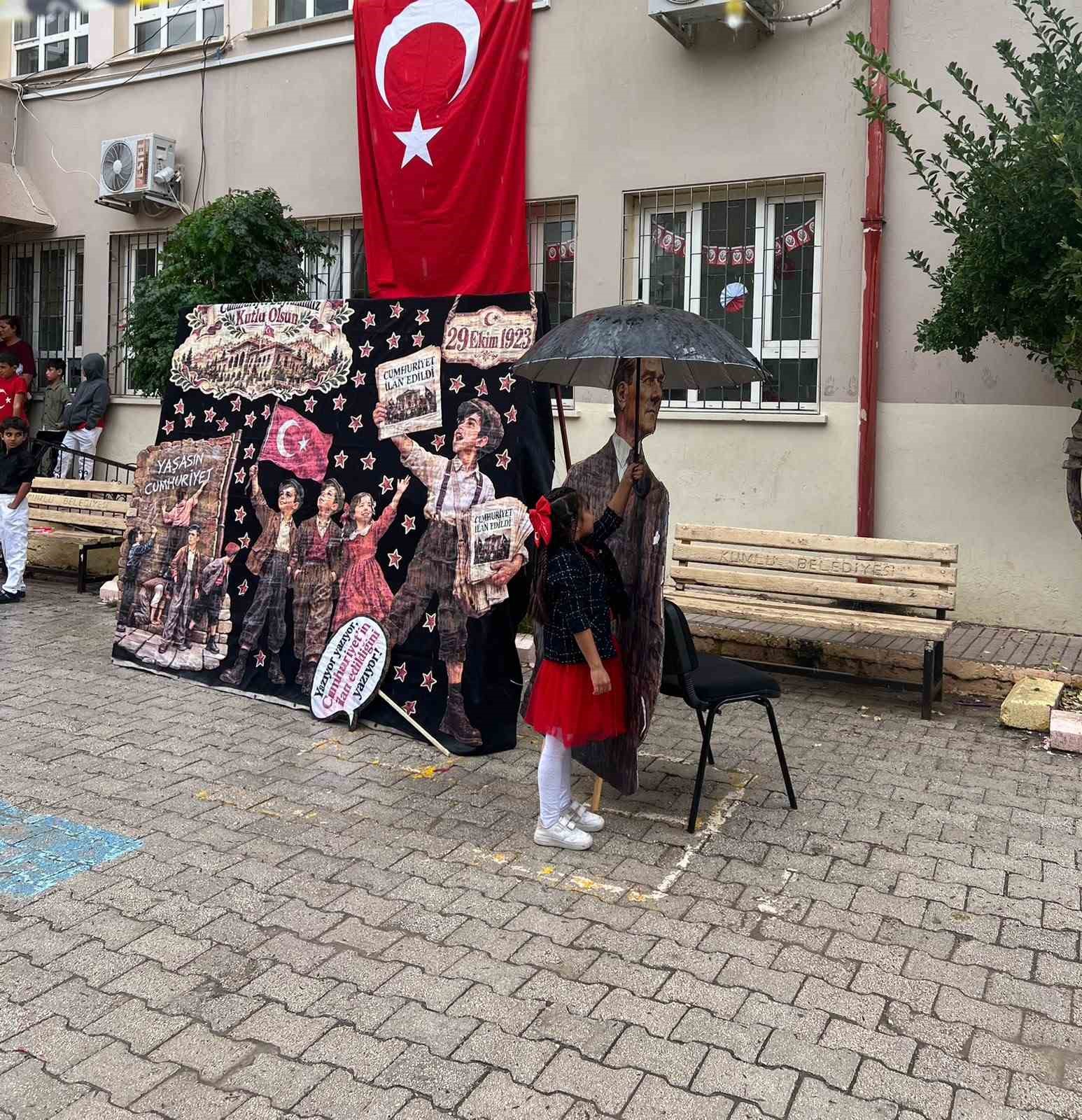 Yağmura aldırış etmeden Atasına şemsiye tutan küçük kızın davranışı yürekleri ısıttı