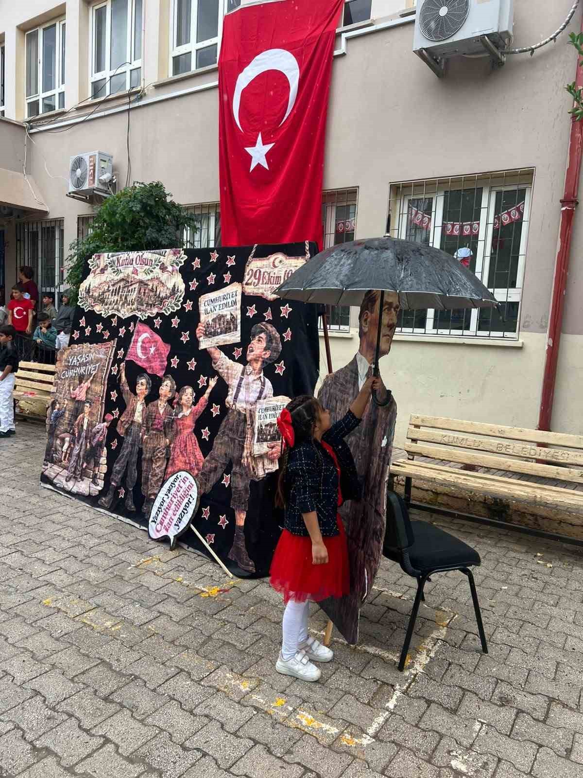 Yağmura aldırış etmeden Atasına şemsiye tutan küçük kızın davranışı yürekleri ısıttı