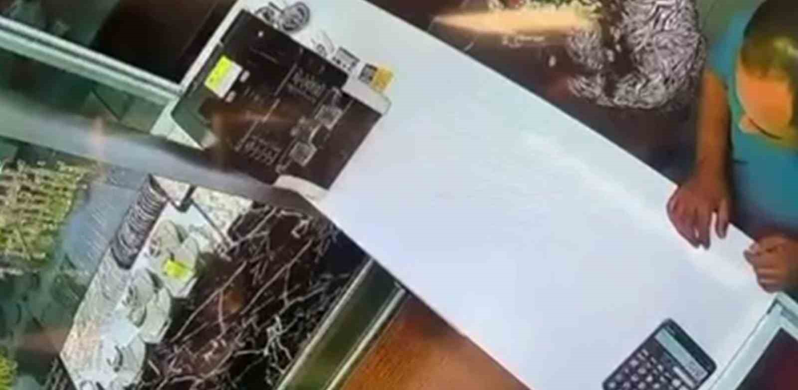 100 bin TL’lik vurgun için 200 kilometre yol kat eden suç makinelerinin kuyumcudan yüzük çaldıkları anlar kamerada