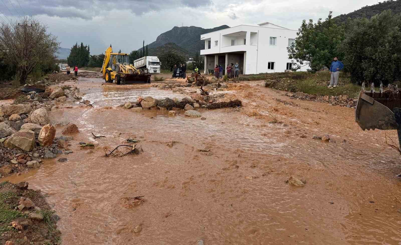 Silifke’de sitelerin bahçeleri sular altında kaldı