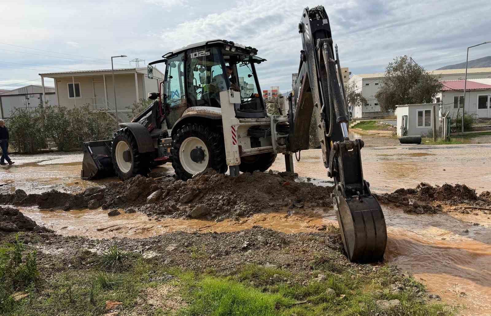 Silifke’de sitelerin bahçeleri sular altında kaldı