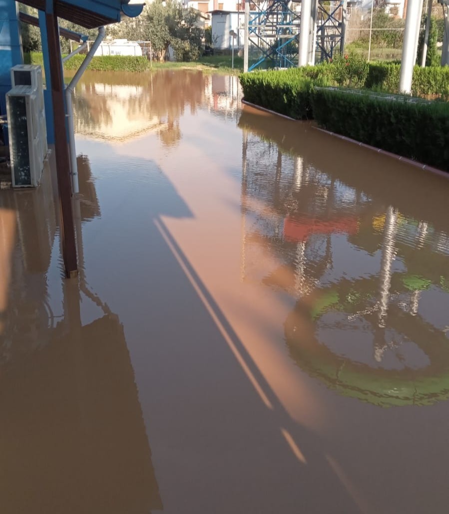Silifke’de sitelerin bahçeleri sular altında kaldı