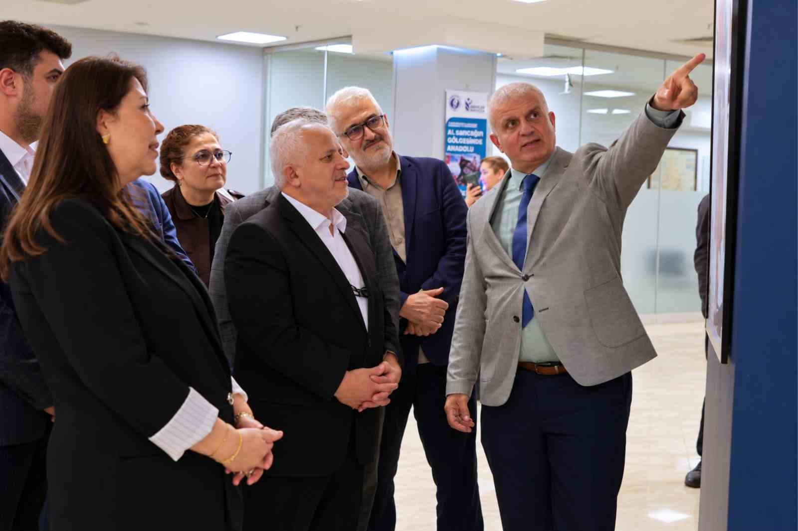 Esenler’de "Al Sancağın Gölgesinde Anadolu" fotoğraf sergisi açıldı