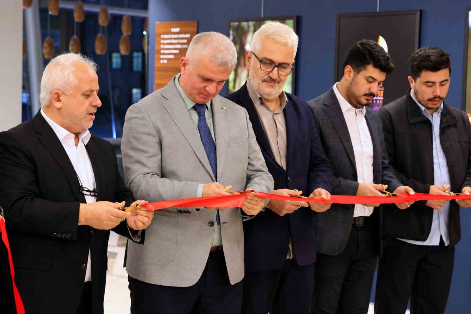 Esenler’de "Al Sancağın Gölgesinde Anadolu" fotoğraf sergisi açıldı