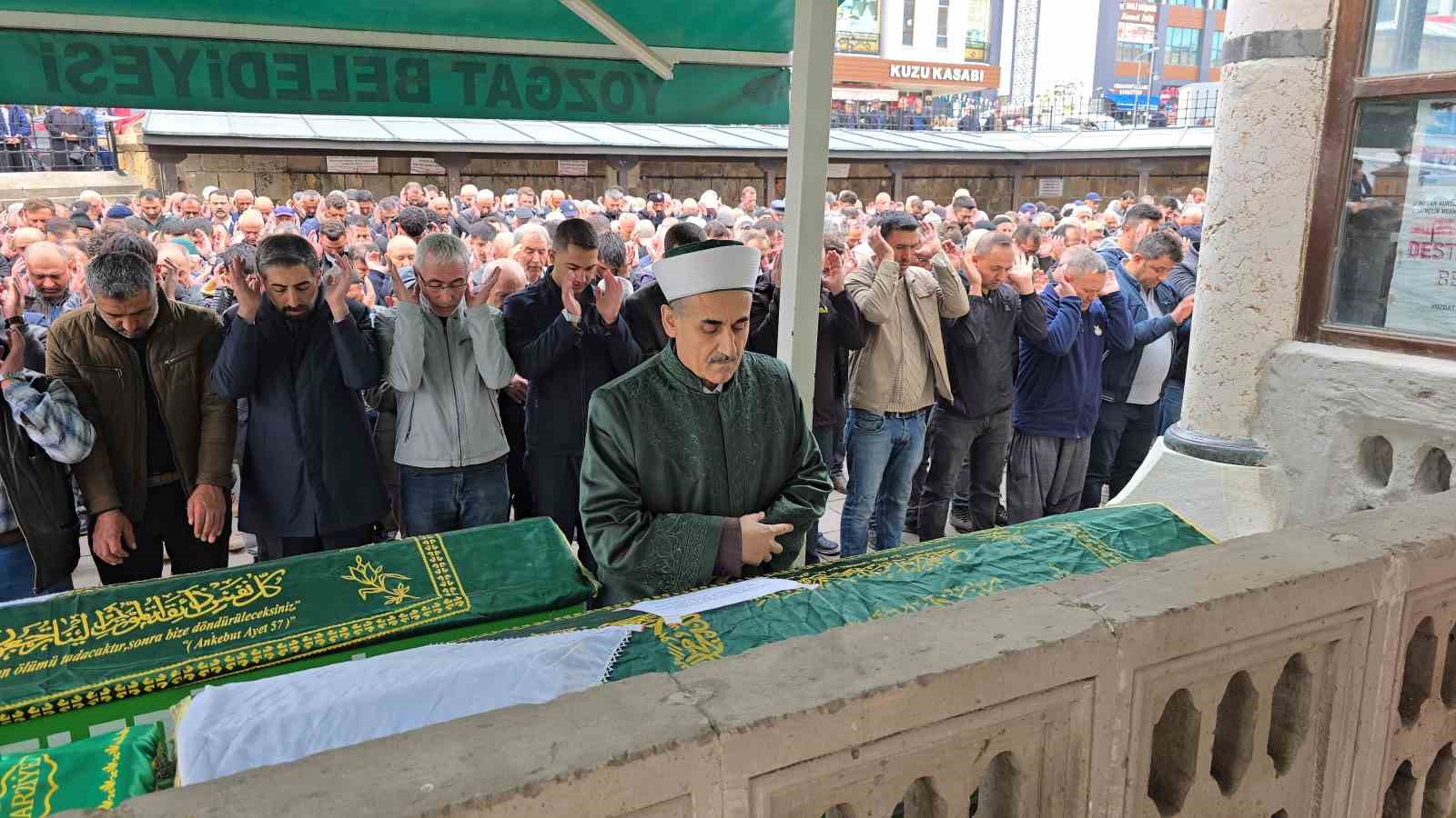 Çorum’daki kazada hayatını kaybeden anne ve 2 evladı toprağa verildi