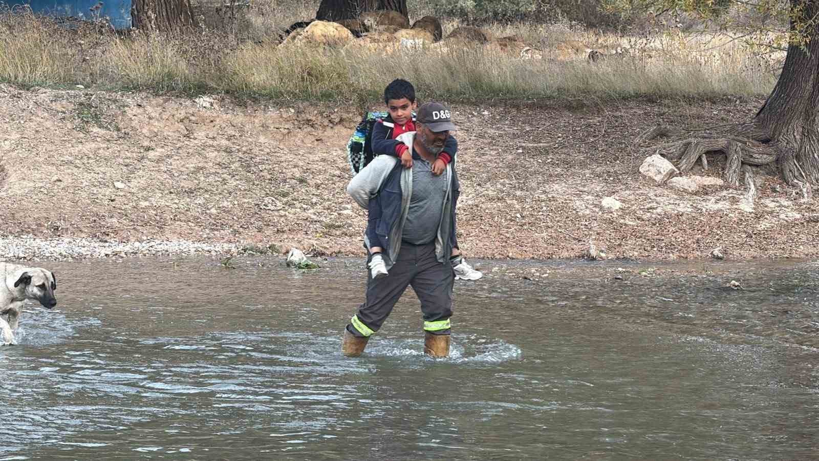 Babasının sırtında dereyi geçiyordu, engelli öğrenci için kaymakamlık harekete geçti