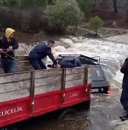 Otomobildeki iki kişi sele kapılmadan kurtarıldı
