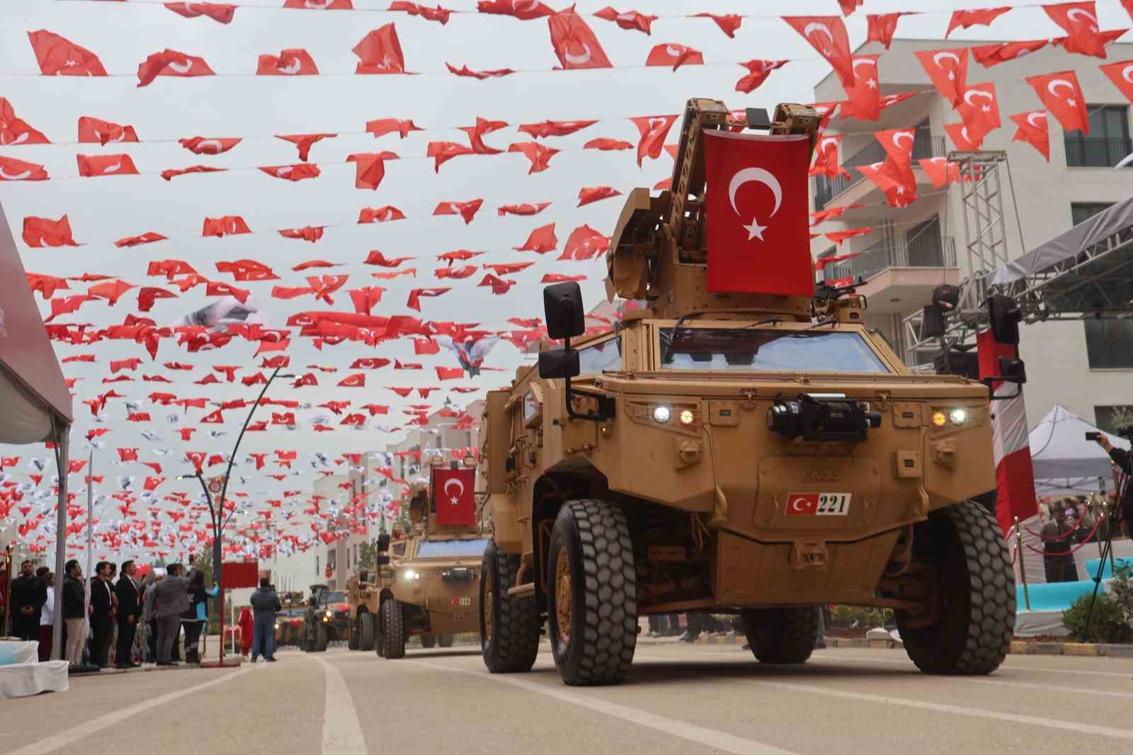 Depremin ardından yeniden inşa edilen Atatürk Caddesi’nde Cumhuriyet bayramı coşkusu