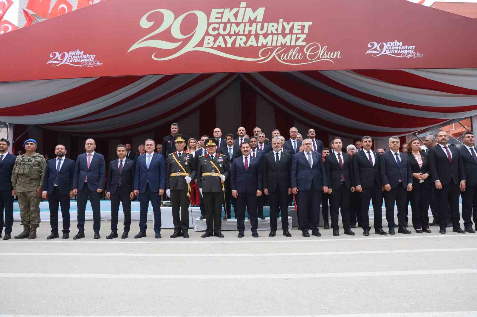 Depremin ardından yeniden inşa edilen Atatürk Caddesi’nde Cumhuriyet bayramı coşkusu