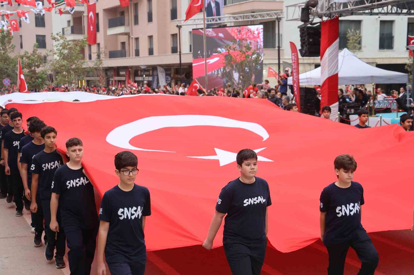 Depremin ardından yeniden inşa edilen Atatürk Caddesi’nde Cumhuriyet bayramı coşkusu
